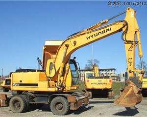 現(xiàn)代輪胎型挖掘機(jī)